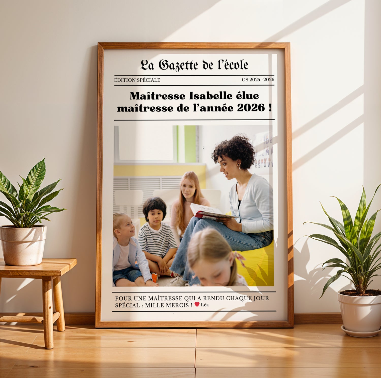 Affiche gazette personnalisée pour maîtresse avec photo, texte personnalisé et design style journal moderne. Cadeau original de fin d’année scolaire pour enseignante, directrice ou ATSEM. Poster personnalisé élégant et émotionnel à offrir pour remercier une maîtresse, décorer une salle de classe ou garder un souvenir unique de l’année scolaire. Création artisanale idéale comme cadeau école personnalisé pour maternelle et primaire.