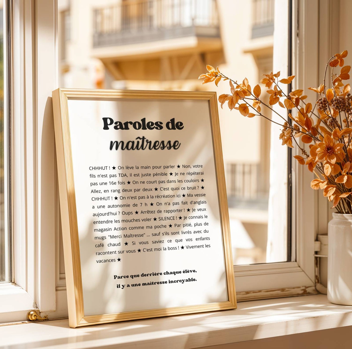 Affiche minimaliste en noir et blanc intitulée "Paroles de maîtresse". Le design utilise une typographie moderne avec des textes noirs sur fond blanc. Le corps du texte est composé de phrases humoristiques sur le quotidien des enseignants, séparées par de petites étoiles noires. On y lit des expressions comme "CHHHUT !", "Non, votre fils n'est pas TDA, il est juste pénible", "Ma vessie a une autonomie de 7 h", ou encore "Par pitié, plus de mugs