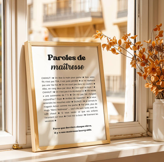 Affiche minimaliste en noir et blanc intitulée "Paroles de maîtresse". Le design utilise une typographie moderne avec des textes noirs sur fond blanc. Le corps du texte est composé de phrases humoristiques sur le quotidien des enseignants, séparées par de petites étoiles noires. On y lit des expressions comme "CHHHUT !", "Non, votre fils n'est pas TDA, il est juste pénible", "Ma vessie a une autonomie de 7 h", ou encore "Par pitié, plus de mugs