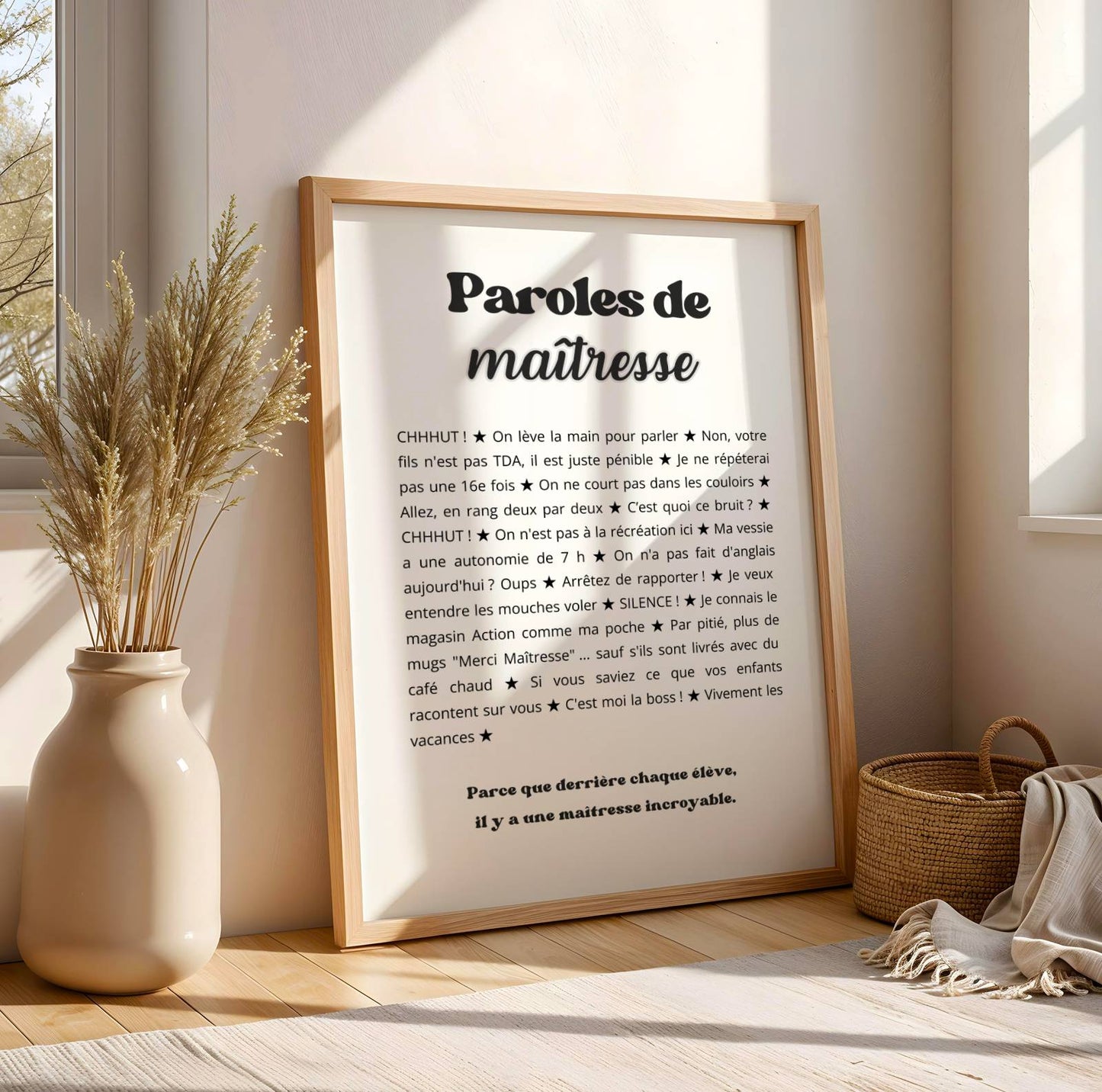 Affiche minimaliste en noir et blanc intitulée "Paroles de maîtresse". Le design utilise une typographie moderne avec des textes noirs sur fond blanc. Le corps du texte est composé de phrases humoristiques sur le quotidien des enseignants, séparées par de petites étoiles noires. On y lit des expressions comme "CHHHUT !", "Non, votre fils n'est pas TDA, il est juste pénible", "Ma vessie a une autonomie de 7 h", ou encore "Par pitié, plus de mugs