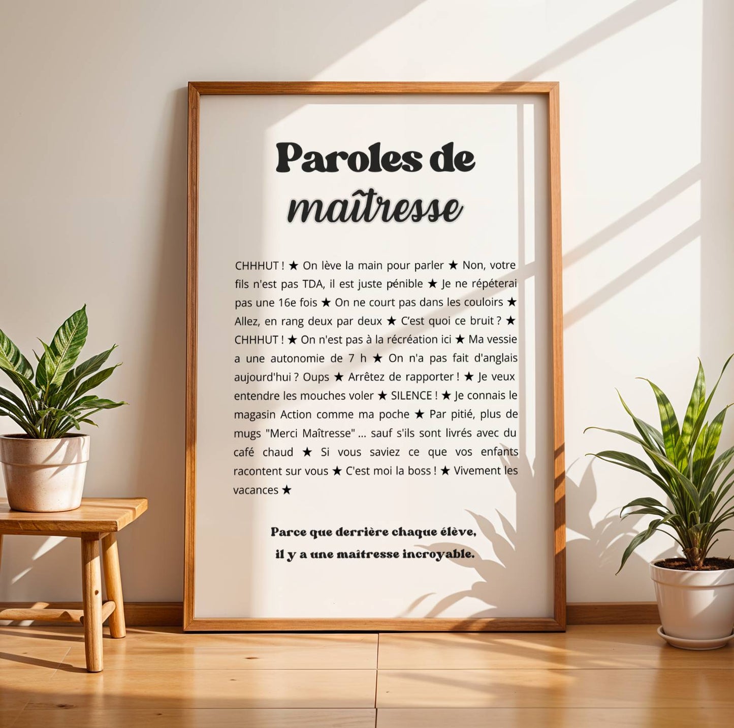 Affiche minimaliste en noir et blanc intitulée "Paroles de maîtresse". Le design utilise une typographie moderne avec des textes noirs sur fond blanc. Le corps du texte est composé de phrases humoristiques sur le quotidien des enseignants, séparées par de petites étoiles noires. On y lit des expressions comme "CHHHUT !", "Non, votre fils n'est pas TDA, il est juste pénible", "Ma vessie a une autonomie de 7 h", ou encore "Par pitié, plus de mugs
