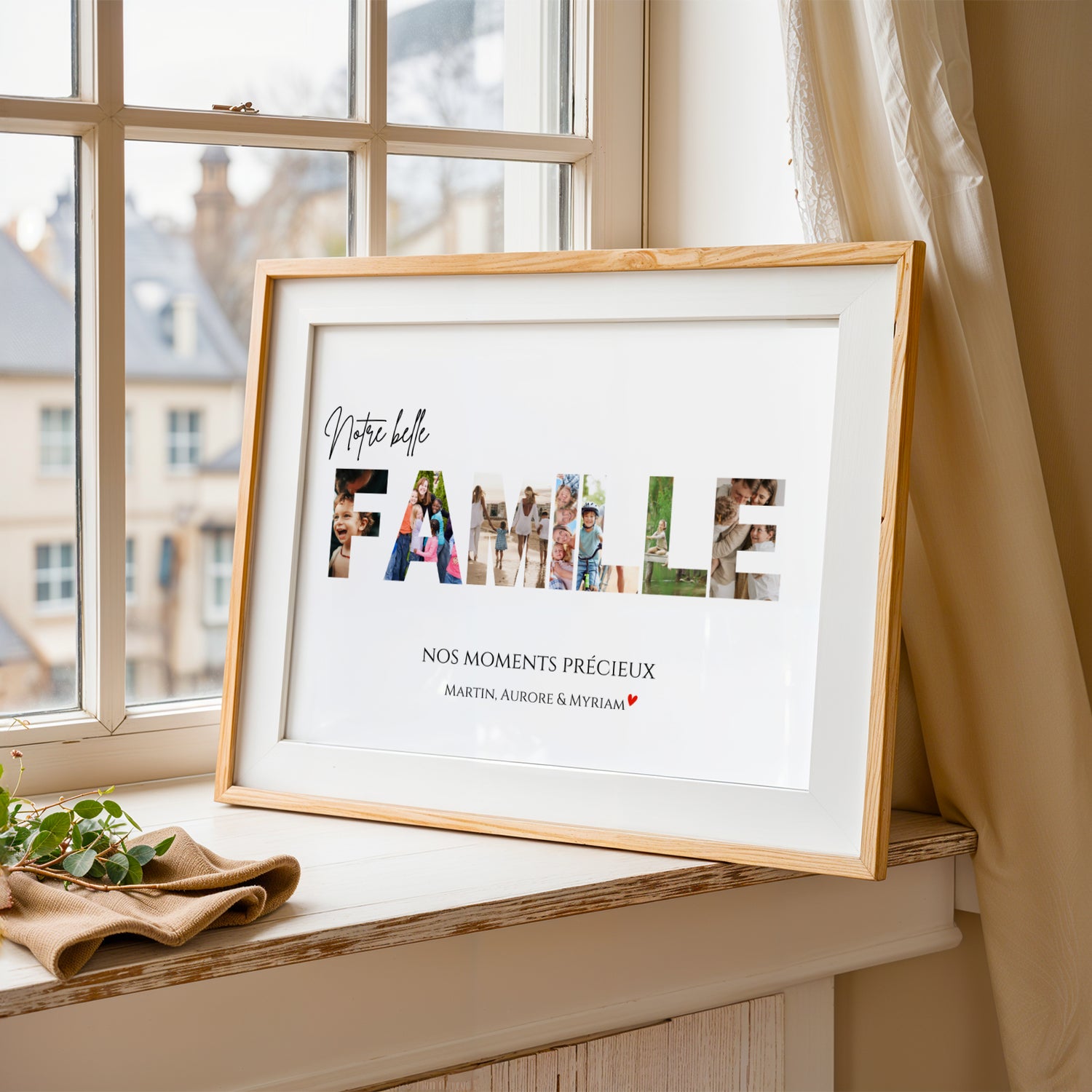 Affiche famille personnalisée avec photos intégrées dans les lettres du mot FAMILLE. Poster photo famille moderne et minimaliste avec prénoms, texte personnalisé et souvenirs familiaux. Décoration murale élégante à imprimer en format PDF HD A4 ou A3. Cadeau personnalisé idéal pour parents, grands-parents, Noël, anniversaire ou crémaillère. Affiche numérique familiale avec design épuré pour salon, chambre ou entrée, souvenir unique et émotionnel.