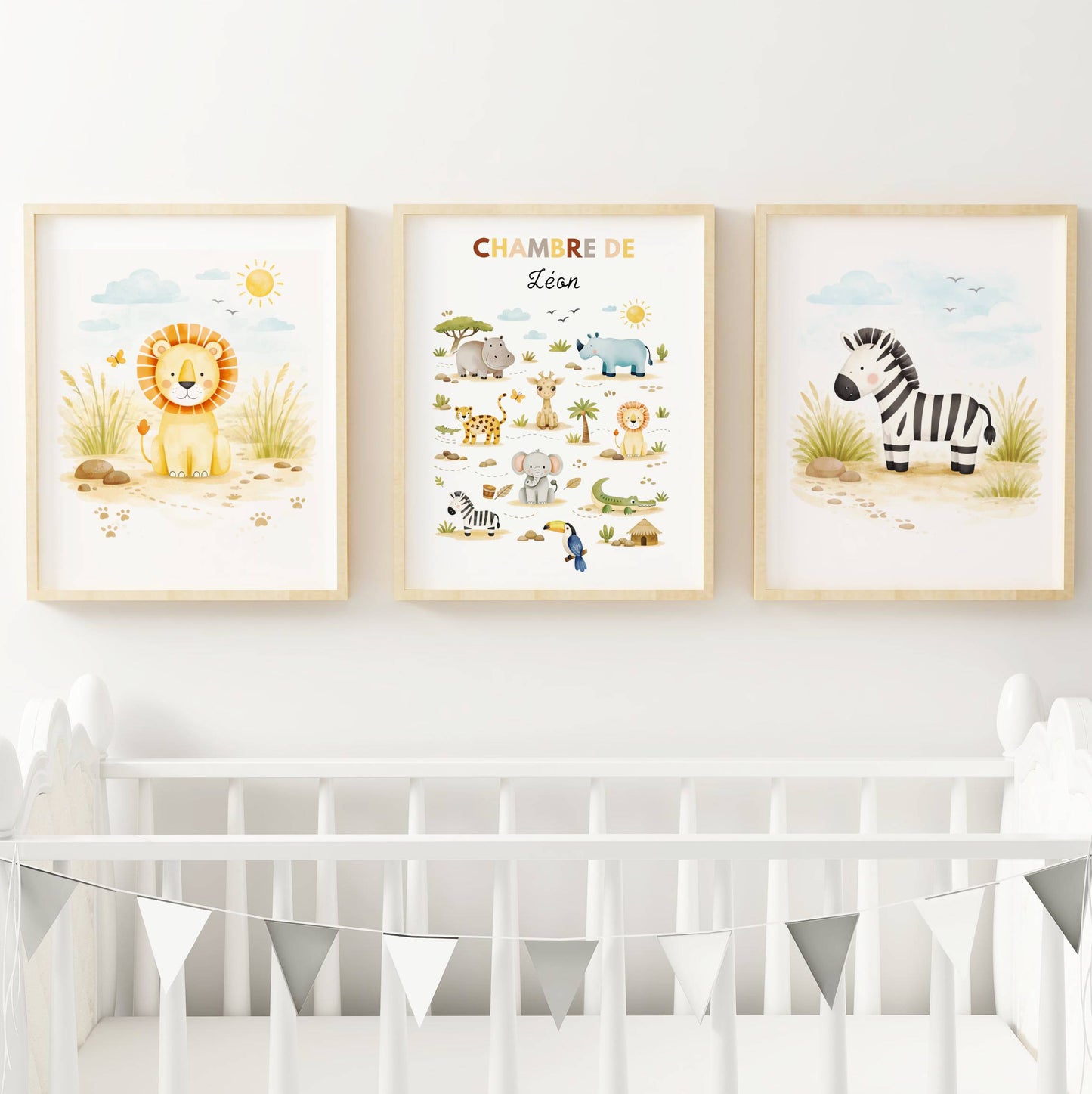 Créez un univers sauvage et poétique avec ce trio d'affiches "Savane" entièrement personnalisable pour la chambre de votre enfant.