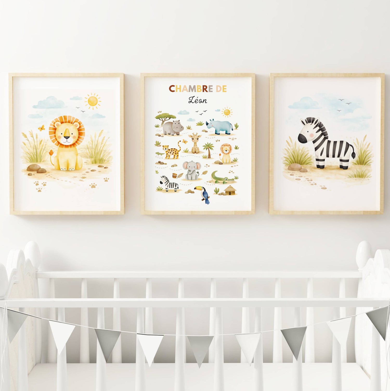 Créez un univers sauvage et poétique avec ce trio d'affiches "Savane" entièrement personnalisable pour la chambre de votre enfant.