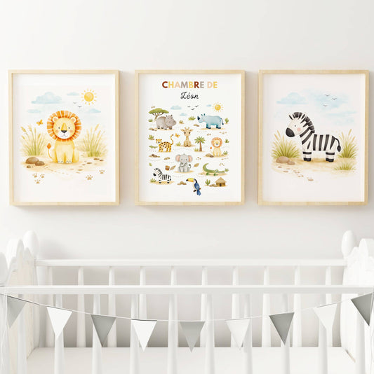 Créez un univers sauvage et poétique avec ce trio d'affiches "Savane" entièrement personnalisable pour la chambre de votre enfant.