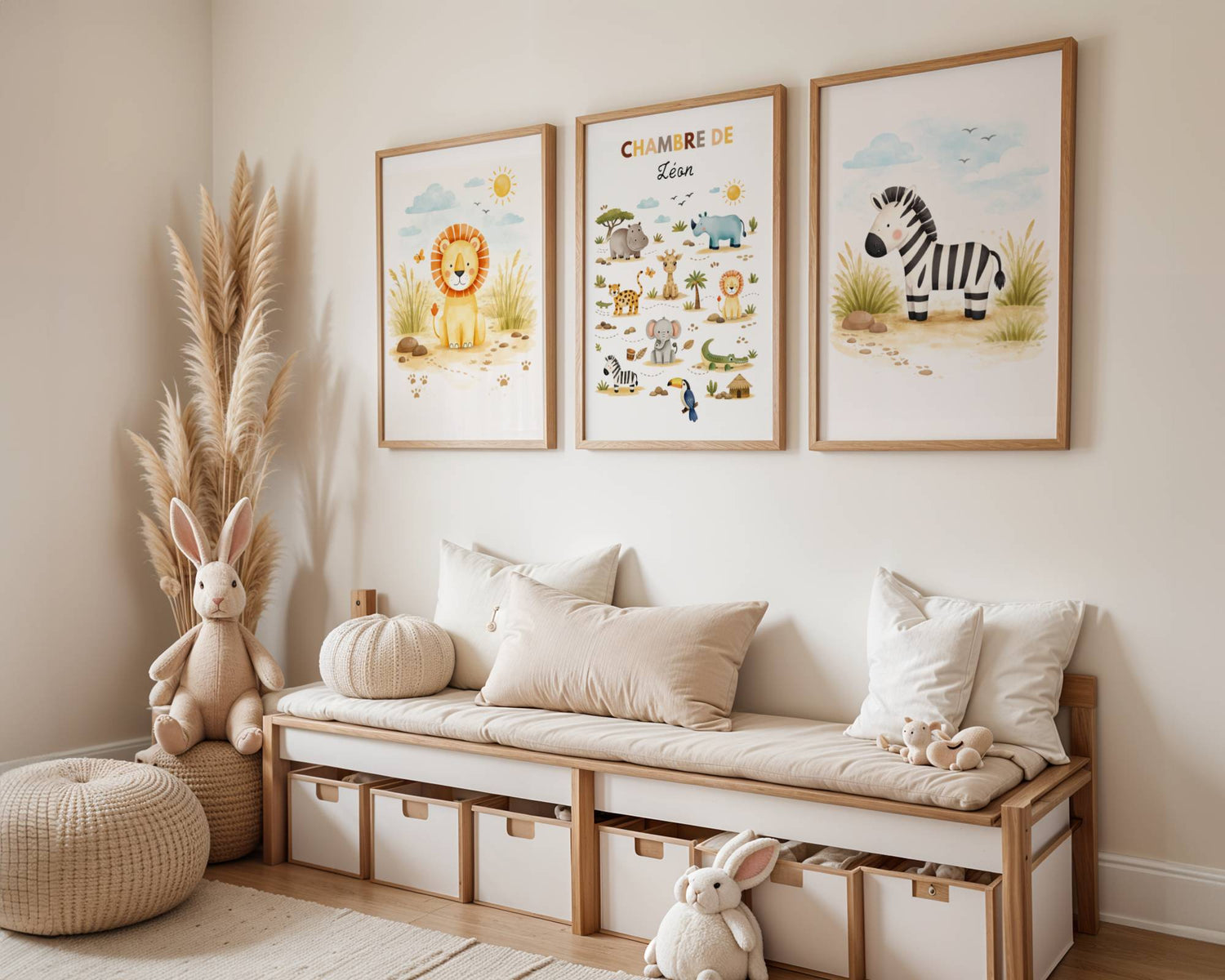 Créez un univers sauvage et poétique avec ce trio d'affiches "Savane" entièrement personnalisable pour la chambre de votre enfant.