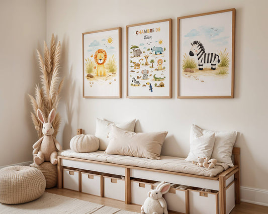 Créez un univers sauvage et poétique avec ce trio d'affiches "Savane" entièrement personnalisable pour la chambre de votre enfant.
