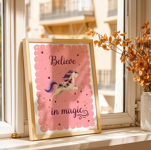 Affiche Licorne Enfant – Poster “Believe in Magic” – Décoration Chambre Fille Rose – Illustration Magique – Cadeau Fille Bébé – Déco Licorne