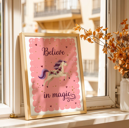 Affiche Licorne Enfant – Poster “Believe in Magic” – Décoration Chambre Fille Rose – Illustration Magique – Cadeau Fille Bébé – Déco Licorne - Image 1