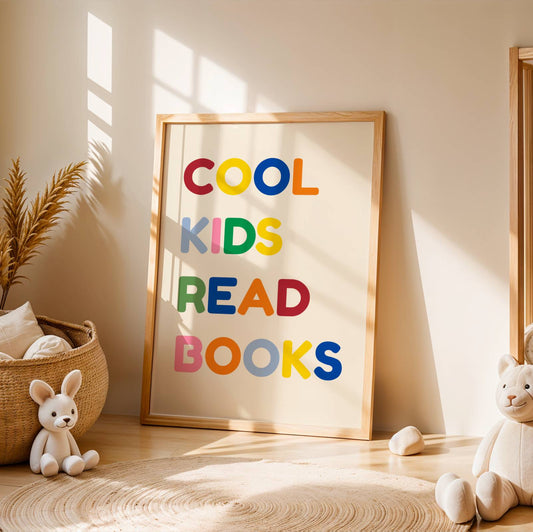 Affiche décorative colorée arborant le texte "COOL KIDS READ BOOKS" en lettres épaisses de style rétro. Couleurs vives bleu, rouge et crème. Design graphique moderne inspiré des affiches vintage pour enfant, idéal pour un coin lecture ou une chambre d'enfant.