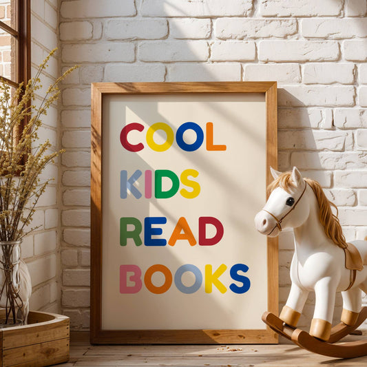 Affiche décorative colorée arborant le texte "COOL KIDS READ BOOKS" en lettres épaisses de style rétro. Couleurs vives bleu, rouge et crème. Design graphique moderne inspiré des affiches vintage pour enfant, idéal pour un coin lecture ou une chambre d'enfant.