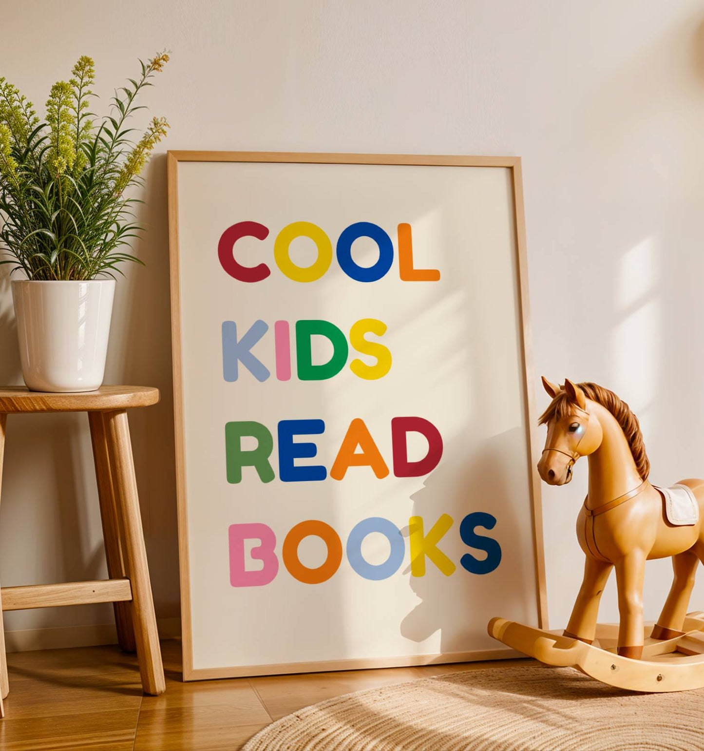 Affiche décorative colorée arborant le texte "COOL KIDS READ BOOKS" en lettres épaisses de style rétro. Couleurs vives bleu, rouge et crème. Design graphique moderne inspiré des affiches vintage pour enfant, idéal pour un coin lecture ou une chambre d'enfant.