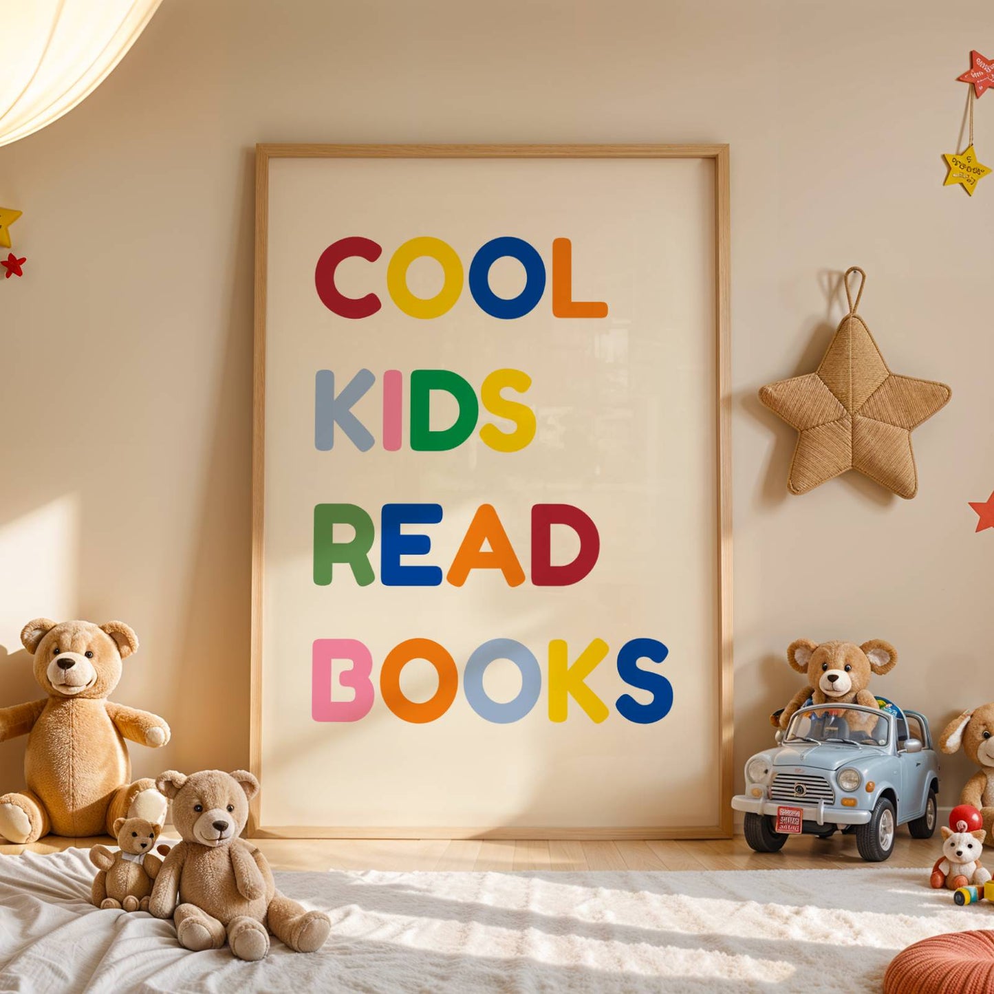 Affiche décorative colorée arborant le texte "COOL KIDS READ BOOKS" en lettres épaisses de style rétro. Couleurs vives bleu, rouge et crème. Design graphique moderne inspiré des affiches vintage pour enfant, idéal pour un coin lecture ou une chambre d'enfant.
