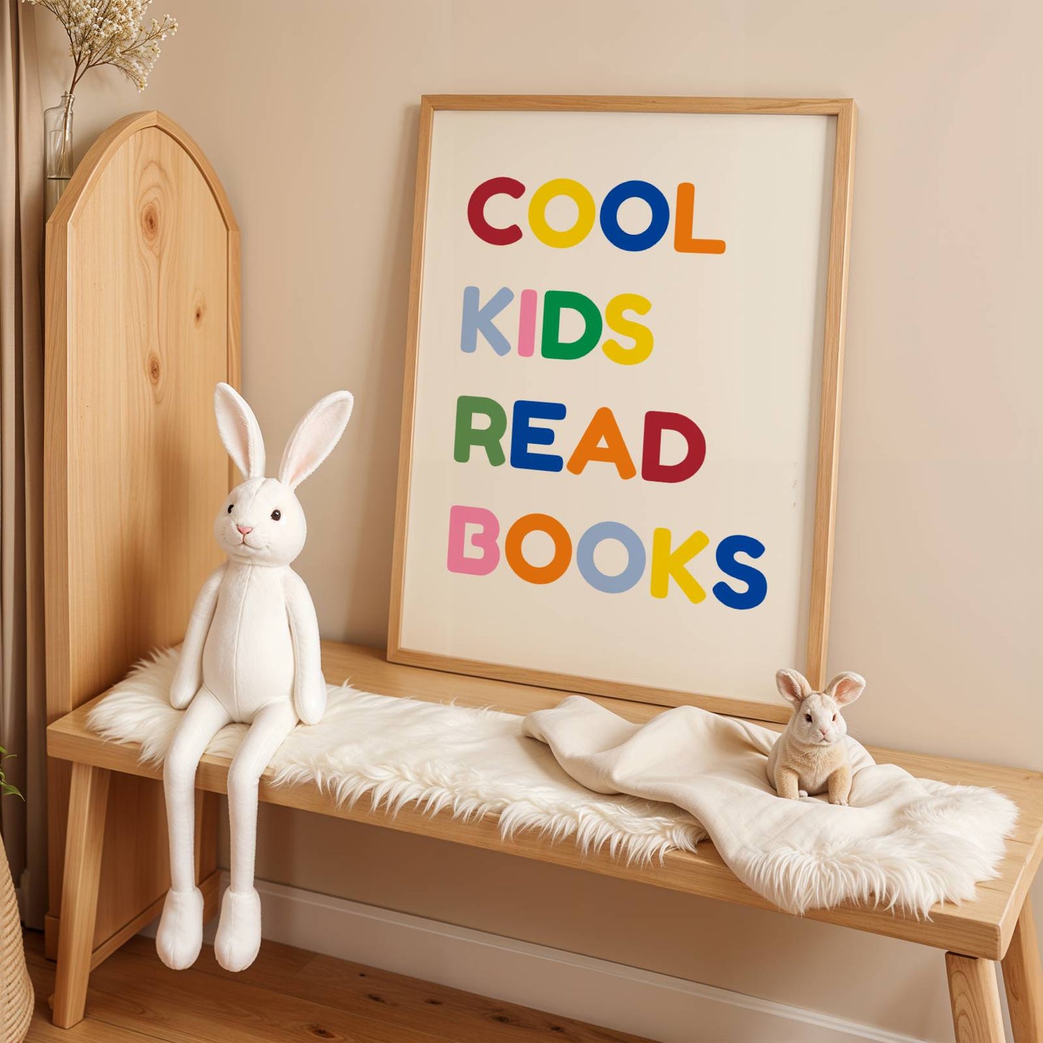 Affiche décorative colorée arborant le texte "COOL KIDS READ BOOKS" en lettres épaisses de style rétro. Couleurs vives bleu, rouge et crème. Design graphique moderne inspiré des affiches vintage pour enfant, idéal pour un coin lecture ou une chambre d'enfant.