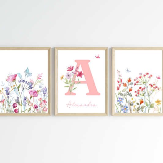 Set de 3 affiches fleurs chambre d'enfant - Décoration fille avec prénom - Initiale et bouquet de fleurs par Le Temps des Paillettes - Le Temps des Paillettes