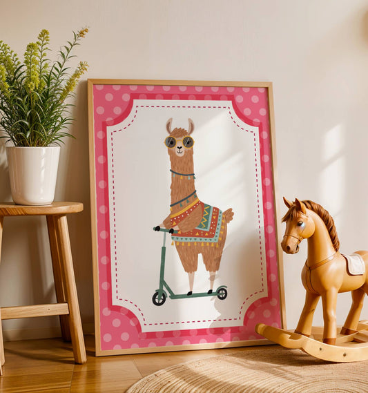 Affiche Lama Trottinette – Poster Coloré Animaux Rigolos Chambre Enfant Dopamine Decor Cadeau Naissance