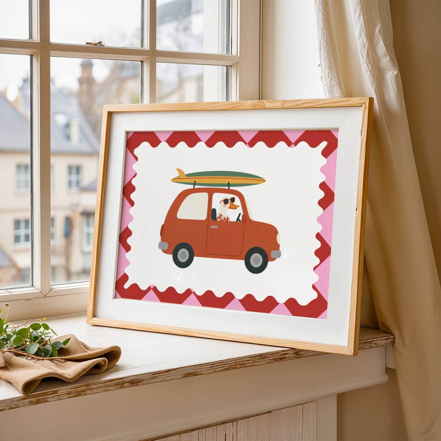 Oie en Voiture avec Planche de Surf – Poster Animaux Fun pour Chambre d’Enfant, Affiche Déco Colorée et Cadeau Original