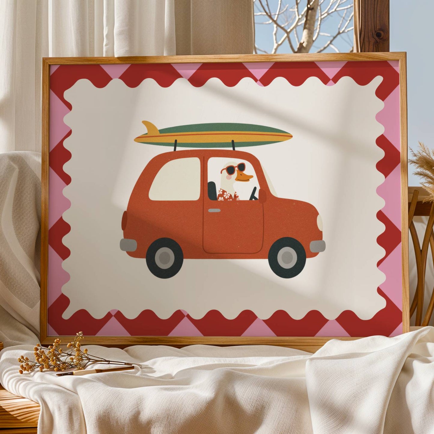 Oie en Voiture avec Planche de Surf – Poster Animaux Fun pour Chambre d’Enfant, Affiche Déco Colorée et Cadeau Original