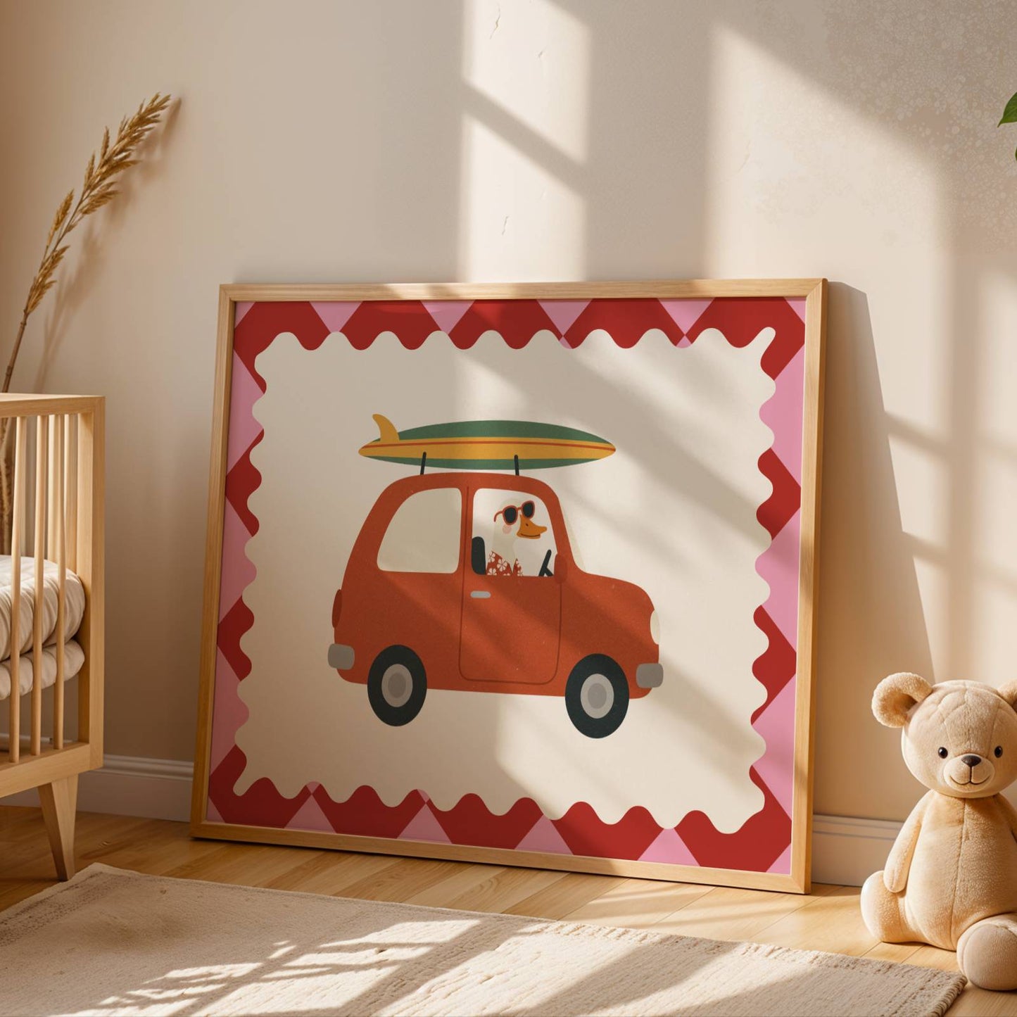 Oie en Voiture avec Planche de Surf – Poster Animaux Fun pour Chambre d’Enfant, Affiche Déco Colorée et Cadeau Original
