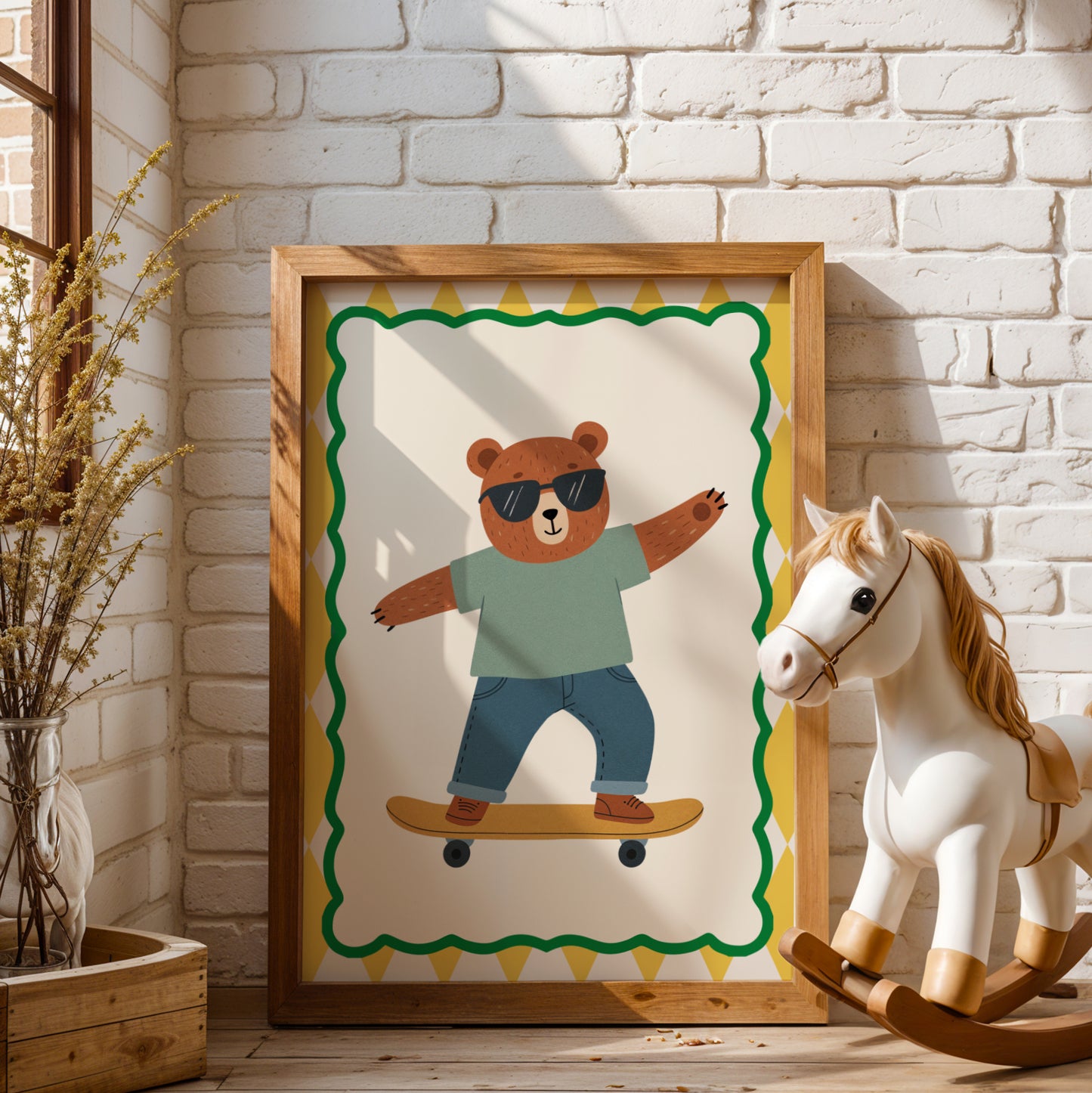 Affiche enfant “Ours qui fait du skate”, illustration ludique et colorée pour chambre bébé ou enfant, poster imprimable animaux, décoration murale Montessori, idée cadeau naissance ou anniversaire, design joyeux et original, téléchargement instantané en PDF et PNG haute résolution, parfait pour cadres A4 et A3, stimule l’imagination et la créativité des tout-petits, style amusant et décoratif pour chambre garçon ou fille.