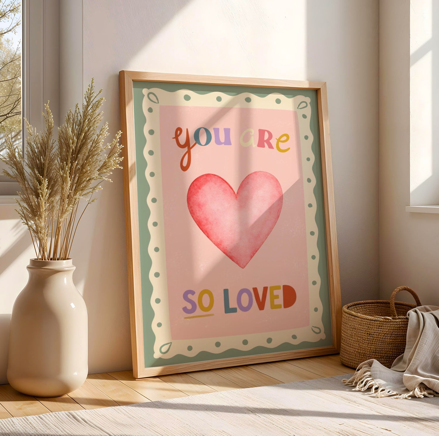 Affiche "You Are So Loved" pour chambre d'enfant. Illustration style collage rétro avec cœur aquarelle, tons rose poudré et vert sauge. Déco murale positive.