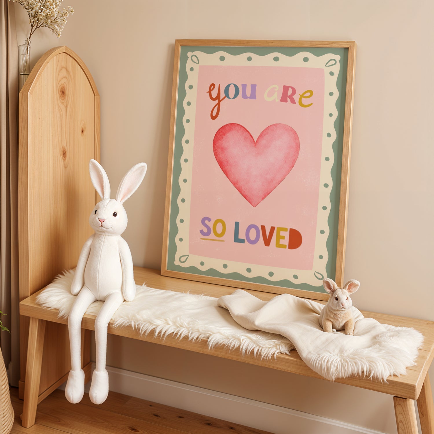 Affiche "You Are So Loved" pour chambre d'enfant. Illustration style collage rétro avec cœur aquarelle, tons rose poudré et vert sauge. Déco murale positive.