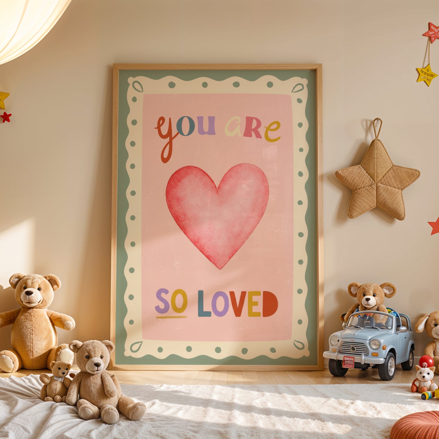 Affiche "You Are So Loved" pour chambre d'enfant. Illustration style collage rétro avec cœur aquarelle, tons rose poudré et vert sauge. Déco murale positive.