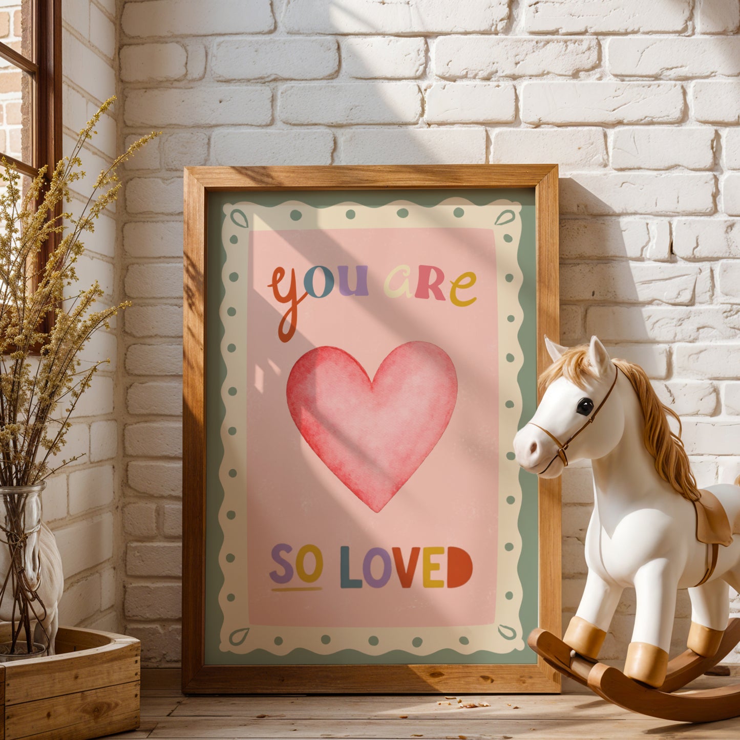 Affiche "You Are So Loved" pour chambre d'enfant. Illustration style collage rétro avec cœur aquarelle, tons rose poudré et vert sauge. Déco murale positive.