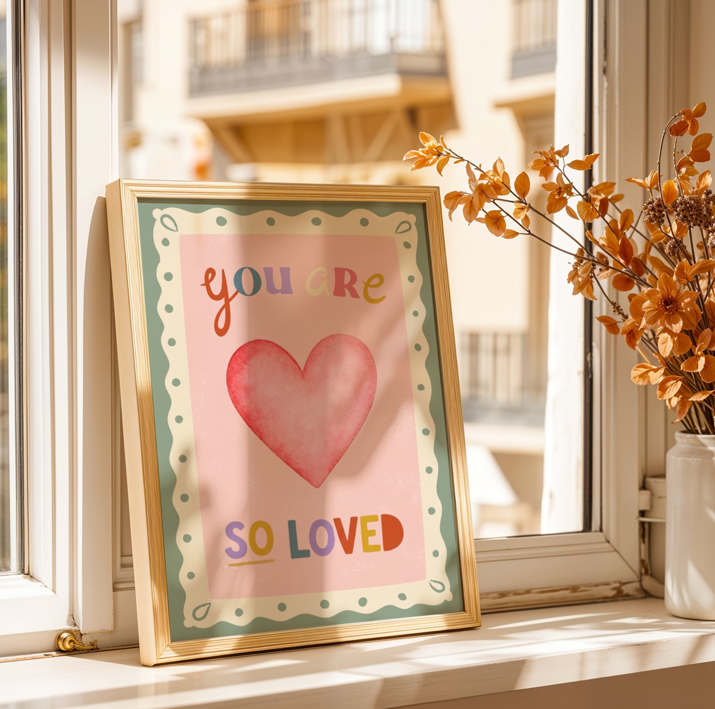 Affiche "You Are So Loved" pour chambre d'enfant. Illustration style collage rétro avec cœur aquarelle, tons rose poudré et vert sauge. Déco murale positive.