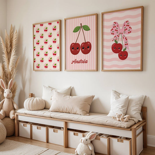 Trio d’affiches cerise kawaii pour chambre enfant avec illustrations de cerises rouges mignonnes, motifs vichy roses et détails coquette. Décoration murale colorée style dopamine decor idéale pour une chambre bébé, salle de jeux ou coin lecture. Set de 3 posters fruités au design rétro et kawaii apportant une ambiance joyeuse, douce et tendance. Parfait pour une décoration chambre fille ou mixte avec des couleurs vibrantes et une esthétique ludique moderne.
