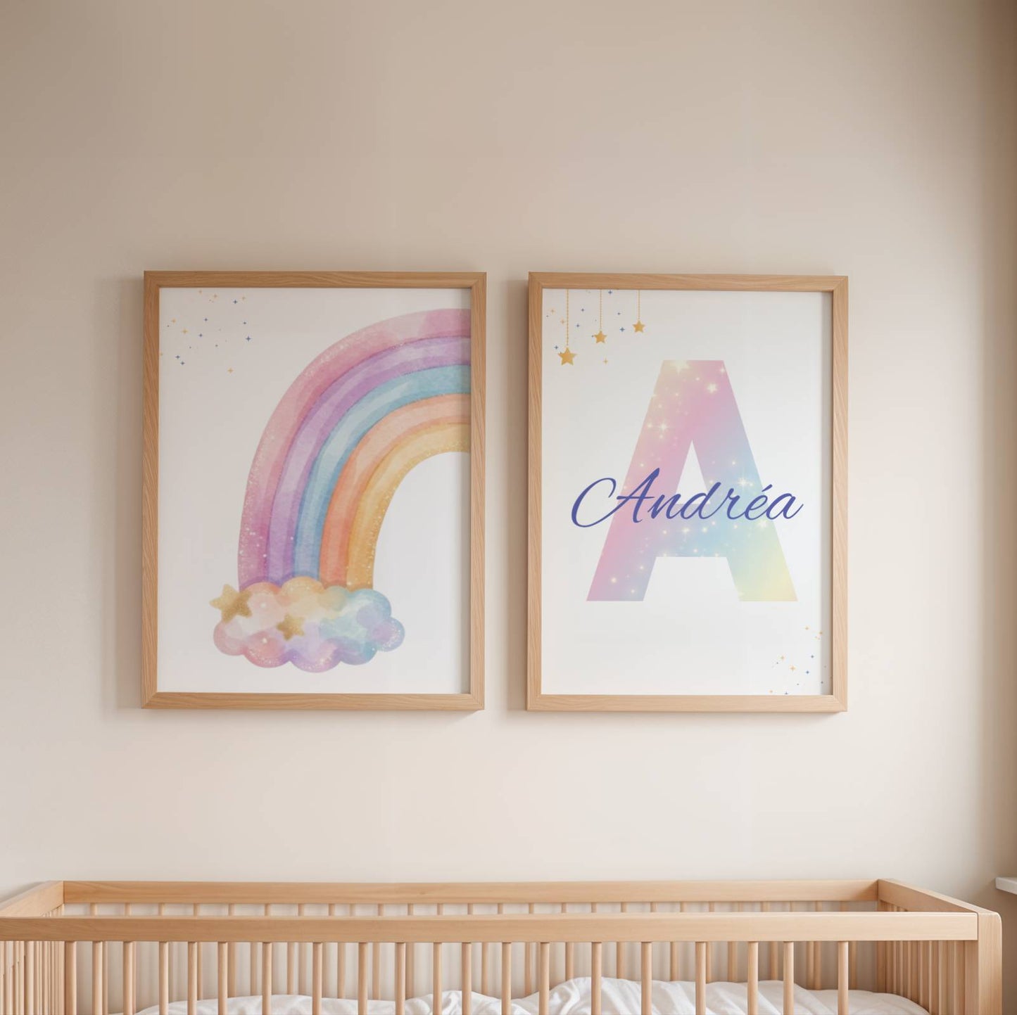 Lot de trois affiches personnalisées pour chambre de bébé avec deux arcs-en-ciel aquarelle pastel et une affiche centrale comportant une grande initiale colorée et un prénom personnalisé, décoration murale nursery bohème pour fille.