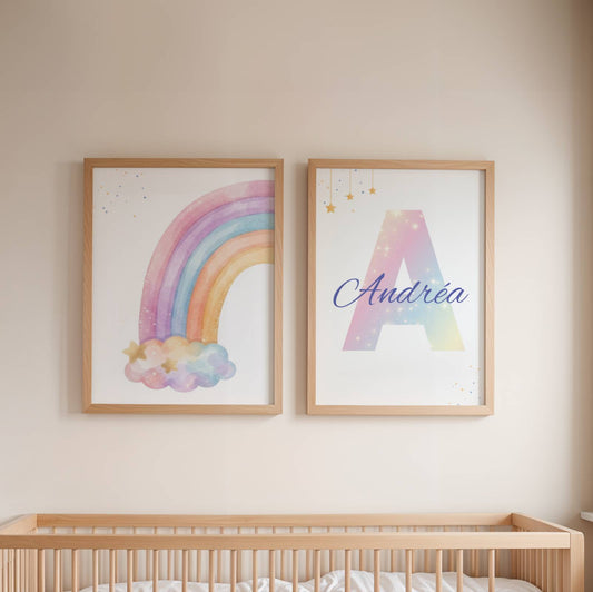 Lot de trois affiches personnalisées pour chambre de bébé avec deux arcs-en-ciel aquarelle pastel et une affiche centrale comportant une grande initiale colorée et un prénom personnalisé, décoration murale nursery bohème pour fille.