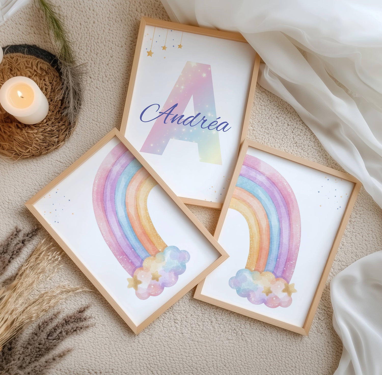 Lot de trois affiches personnalisées pour chambre de bébé avec deux arcs-en-ciel aquarelle pastel et une affiche centrale comportant une grande initiale colorée et un prénom personnalisé, décoration murale nursery bohème pour fille.
