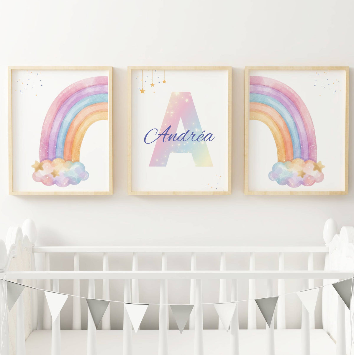 Lot de trois affiches personnalisées pour chambre de bébé avec deux arcs-en-ciel aquarelle pastel et une affiche centrale comportant une grande initiale colorée et un prénom personnalisé, décoration murale nursery bohème pour fille.