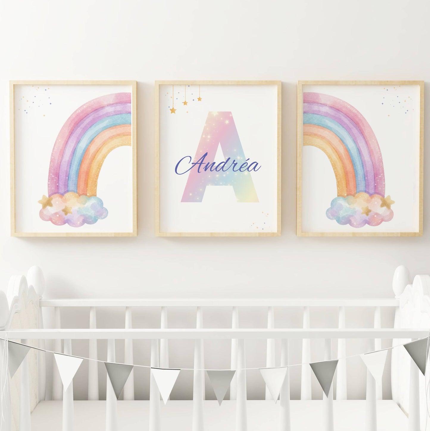 Lot de trois affiches personnalisées pour chambre de bébé avec deux arcs-en-ciel aquarelle pastel et une affiche centrale comportant une grande initiale colorée et un prénom personnalisé, décoration murale nursery bohème pour fille.