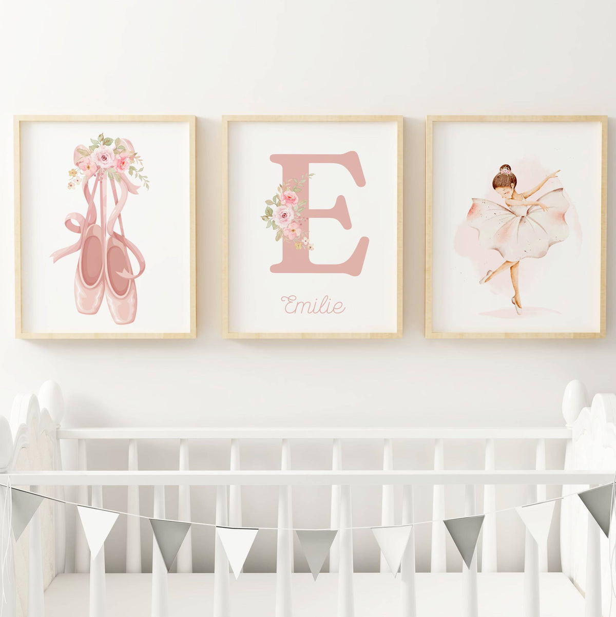 Trio d'affiches murales pour chambre de fille sur le thème de la danse classique. À gauche, des chaussons de danse roses avec des fleurs. Au centre, la lettre E fleurie personnalisée avec le prénom Emilie. À droite, une ballerine à l'aquarelle.