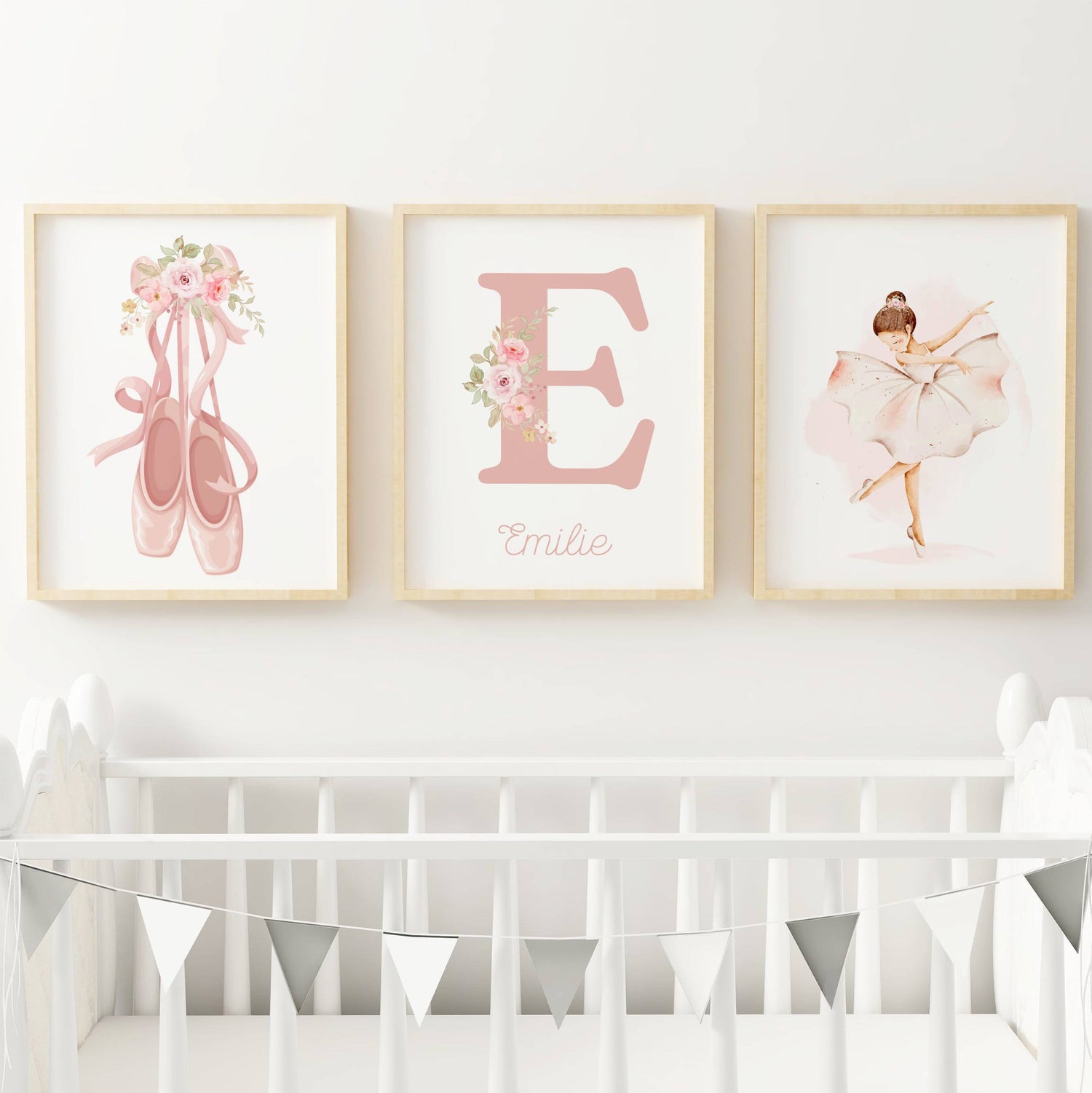 Trio d'affiches murales pour chambre de fille sur le thème de la danse classique. À gauche, des chaussons de danse roses avec des fleurs. Au centre, la lettre E fleurie personnalisée avec le prénom Emilie. À droite, une ballerine à l'aquarelle.