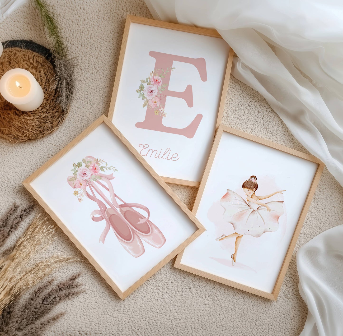 Trio d'affiches murales pour chambre de fille sur le thème de la danse classique. À gauche, des chaussons de danse roses avec des fleurs. Au centre, la lettre E fleurie personnalisée avec le prénom Emilie. À droite, une ballerine à l'aquarelle.