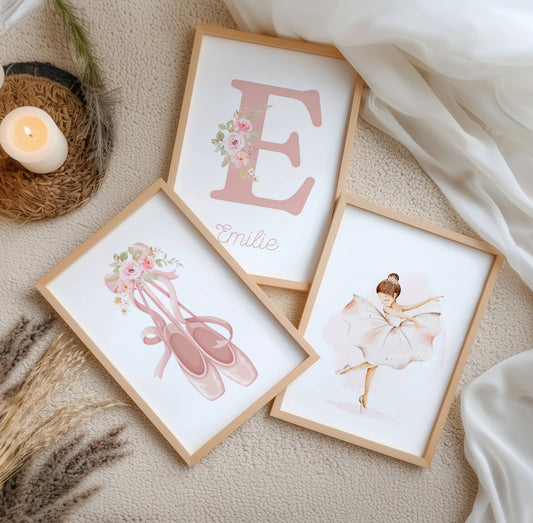 Trio d'affiches murales pour chambre de fille sur le thème de la danse classique. À gauche, des chaussons de danse roses avec des fleurs. Au centre, la lettre E fleurie personnalisée avec le prénom Emilie. À droite, une ballerine à l'aquarelle.