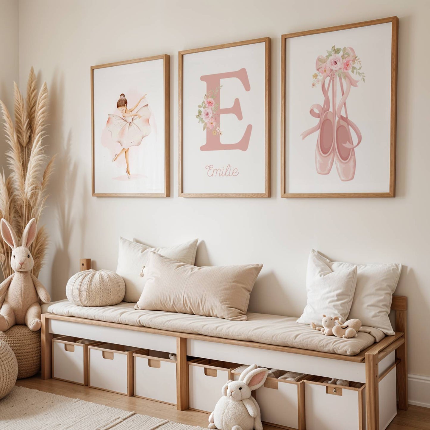 Trio d'affiches murales pour chambre de fille sur le thème de la danse classique. À gauche, des chaussons de danse roses avec des fleurs. Au centre, la lettre E fleurie personnalisée avec le prénom Emilie. À droite, une ballerine à l'aquarelle.