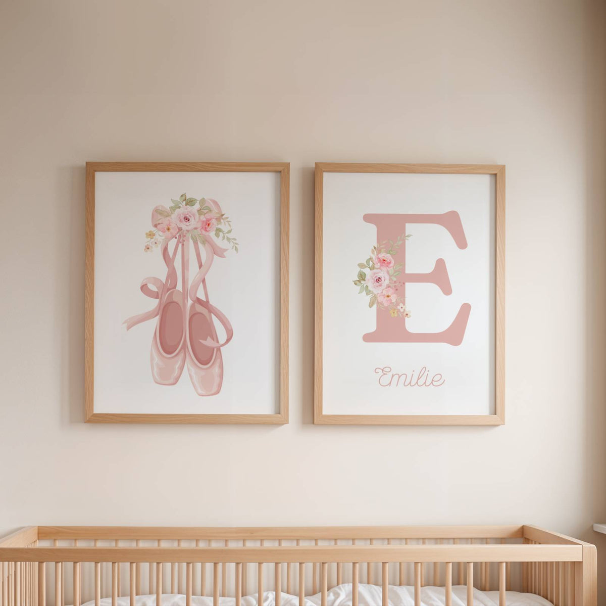 Trio d'affiches murales pour chambre de fille sur le thème de la danse classique. À gauche, des chaussons de danse roses avec des fleurs. Au centre, la lettre E fleurie personnalisée avec le prénom Emilie. À droite, une ballerine à l'aquarelle.