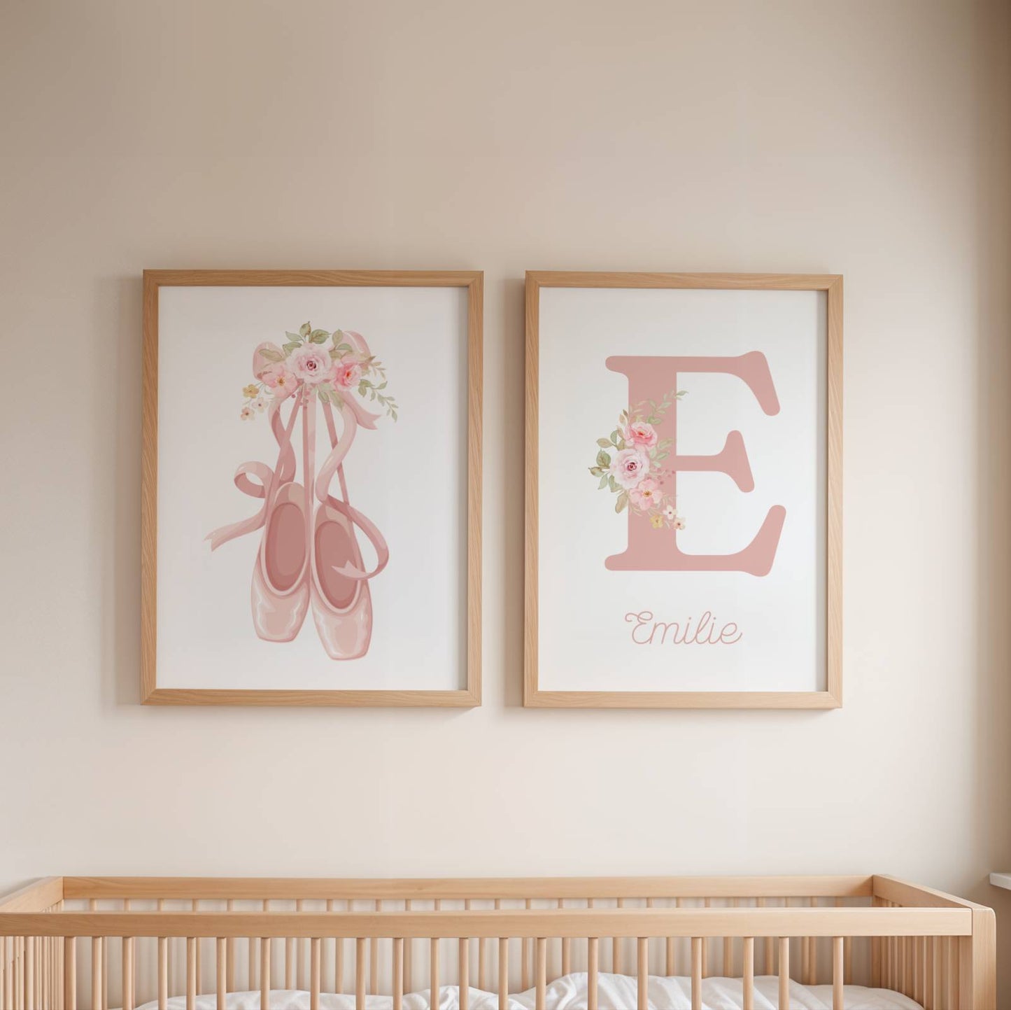 Trio d'affiches murales pour chambre de fille sur le thème de la danse classique. À gauche, des chaussons de danse roses avec des fleurs. Au centre, la lettre E fleurie personnalisée avec le prénom Emilie. À droite, une ballerine à l'aquarelle.
