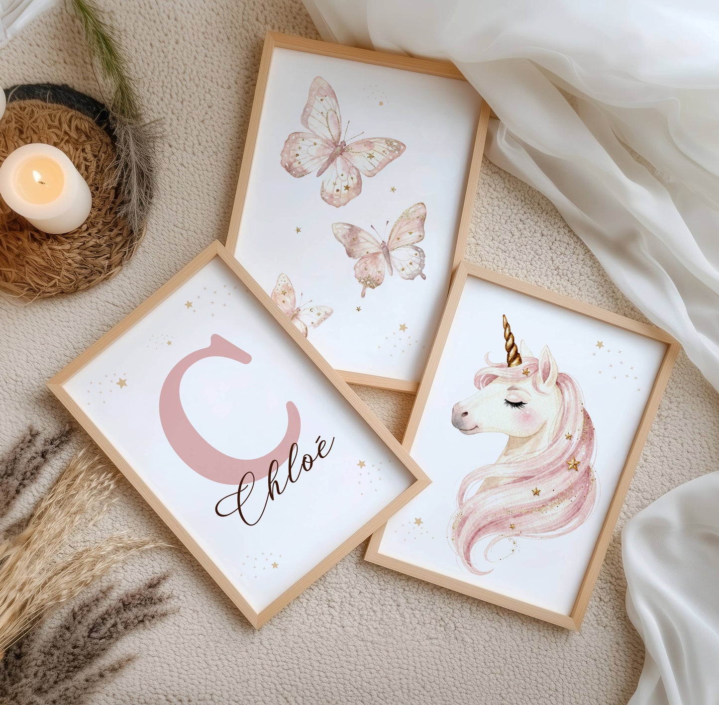 Trio d'affiches licorne rose et papillons personnalisées avec prénom pour chambre de bébé fille.
