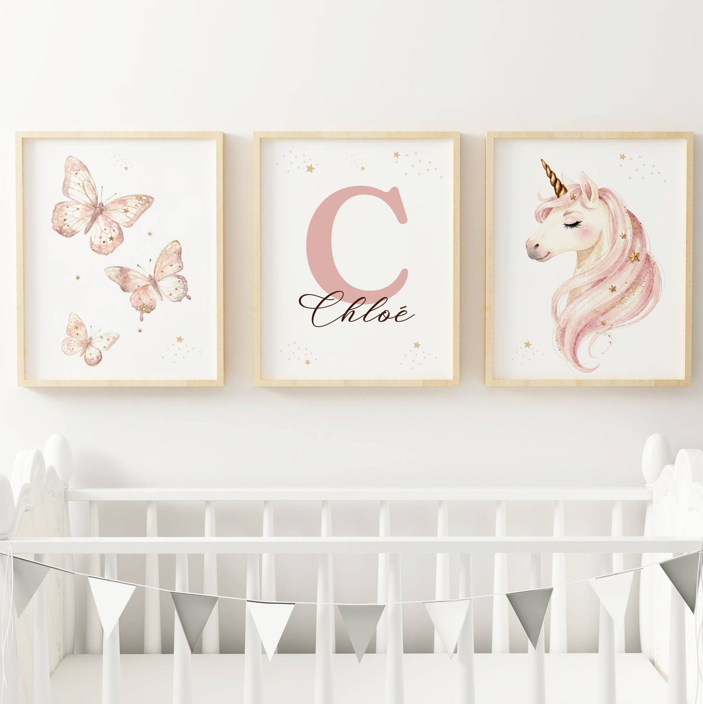 Trio d'affiches licorne rose et papillons personnalisées avec prénom pour chambre de bébé fille.