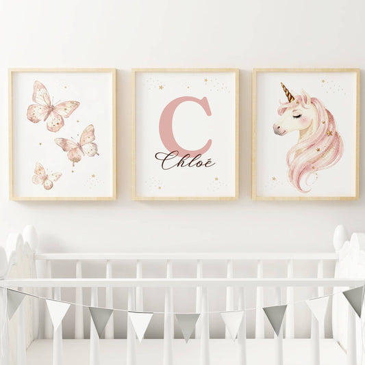 Trio d'affiches licorne rose et papillons personnalisées avec prénom pour chambre de bébé fille.