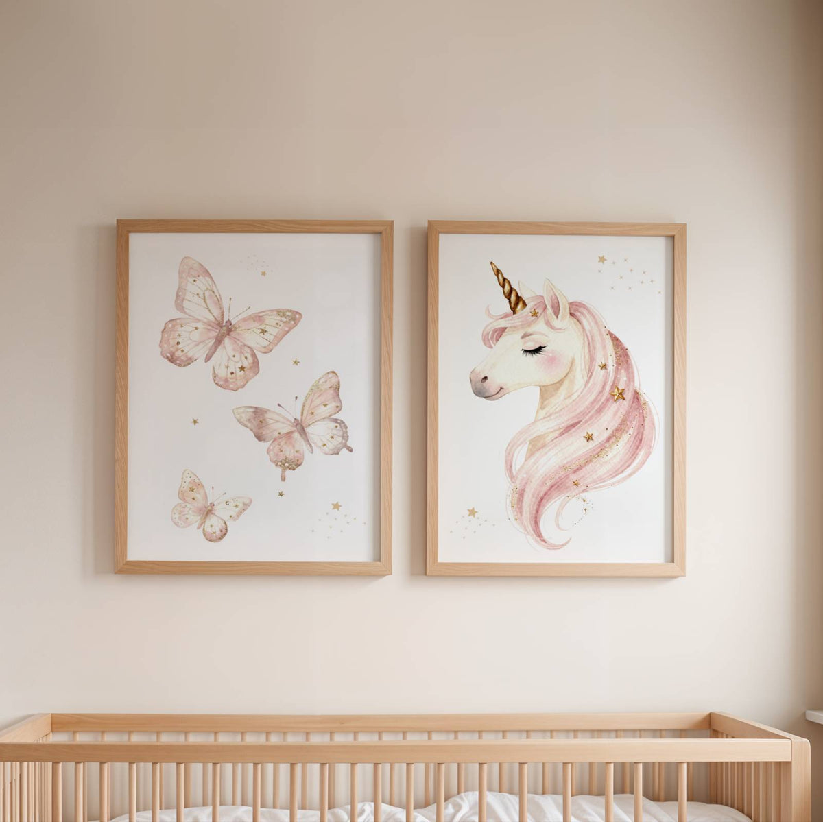 Trio d'affiches licorne rose et papillons personnalisées avec prénom pour chambre de bébé fille.