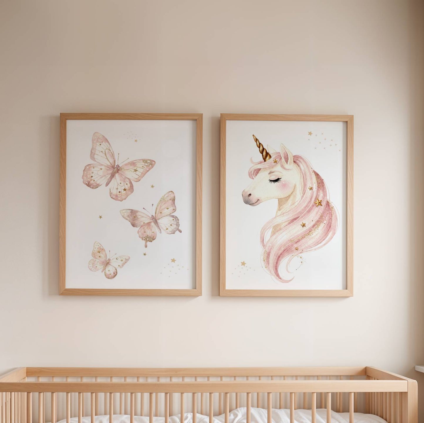 Trio d'affiches licorne rose et papillons personnalisées avec prénom pour chambre de bébé fille.
