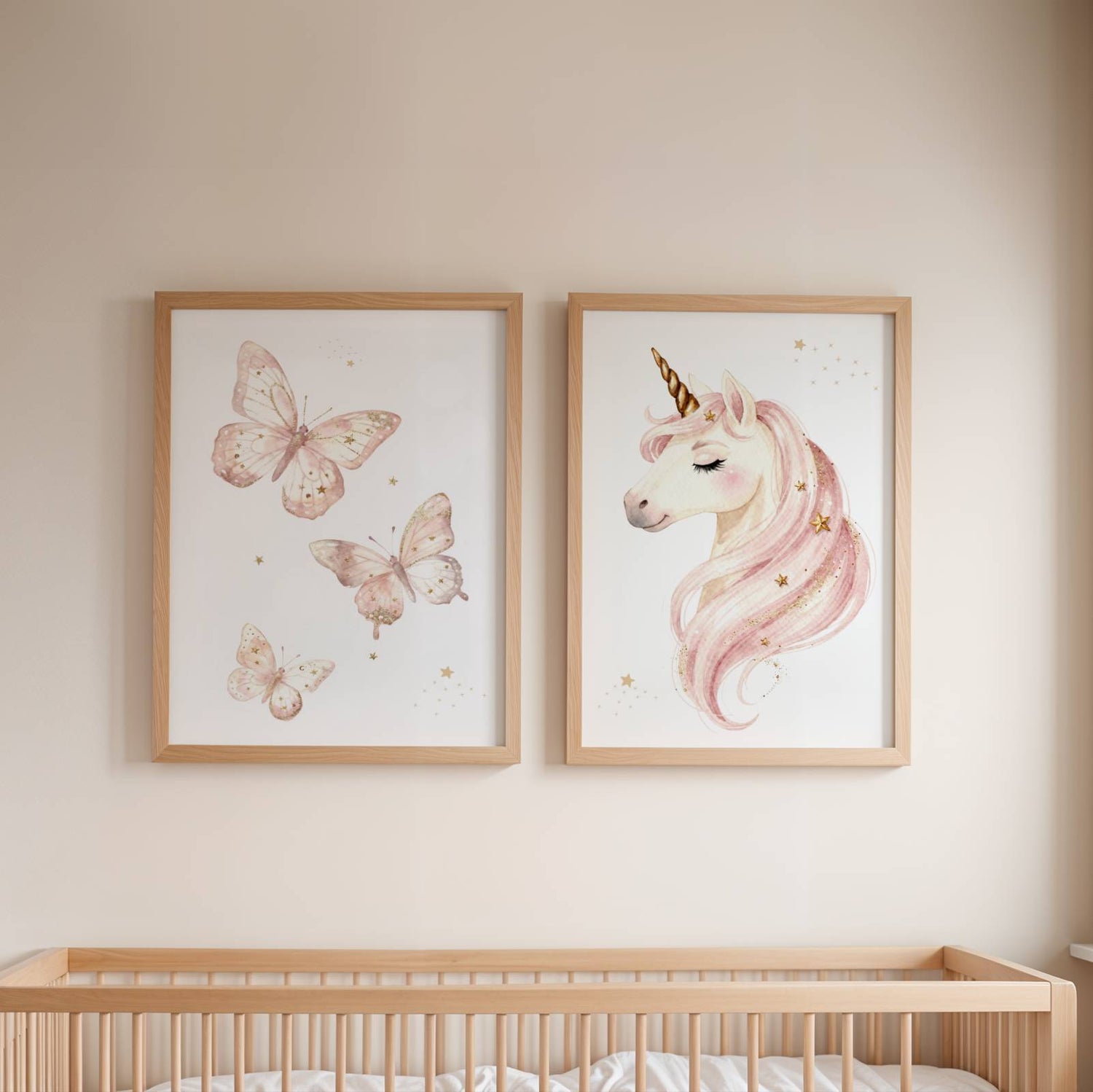 Trio d'affiches licorne rose et papillons personnalisées avec prénom pour chambre de bébé fille.