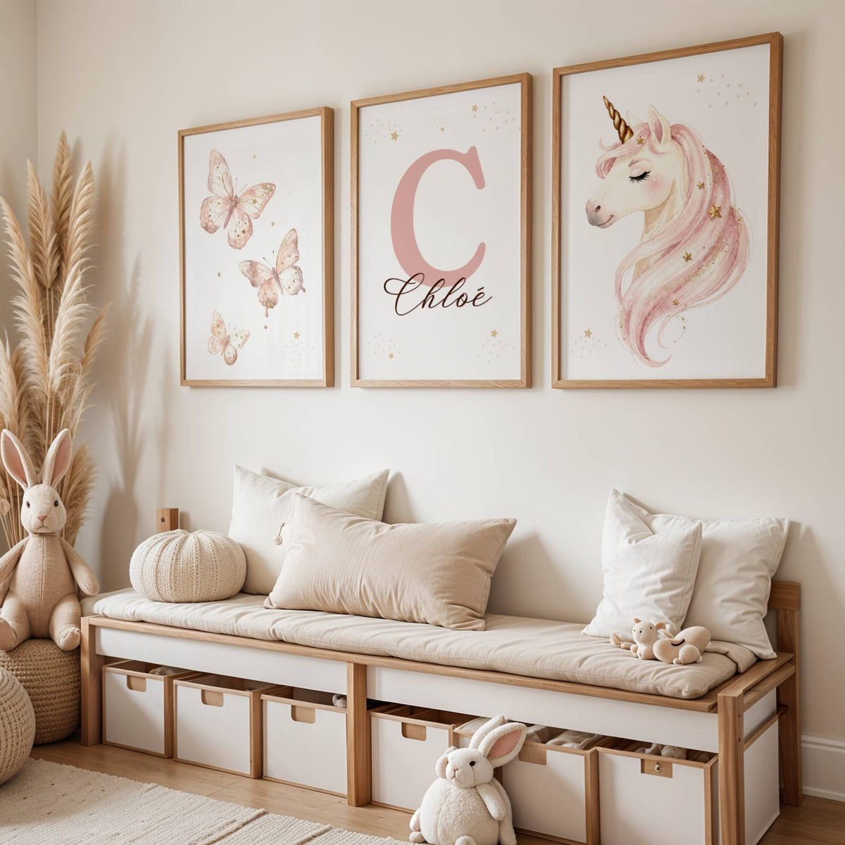 Trio d'affiches licorne rose et papillons personnalisées avec prénom pour chambre de bébé fille.