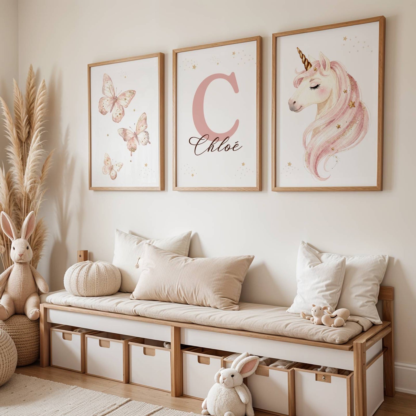 Trio d'affiches licorne rose et papillons personnalisées avec prénom pour chambre de bébé fille.